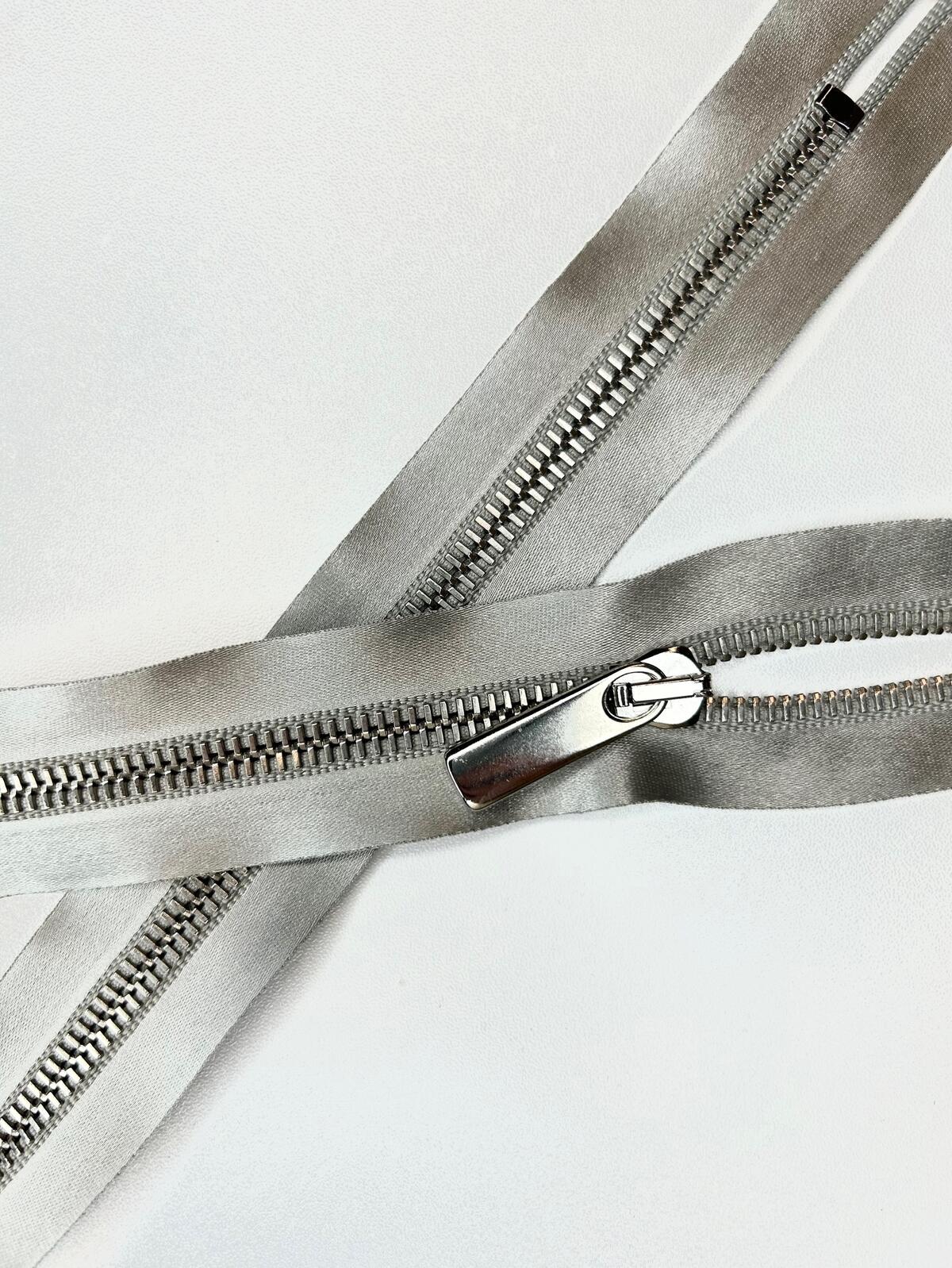 Молния Lampo, длина 60см, неразъёмная, Т5, звено: никель, тесьма атласная: светло-серый, арт.: МЕТ020 — фурнитура для шитья в СПб | Ткани Италии