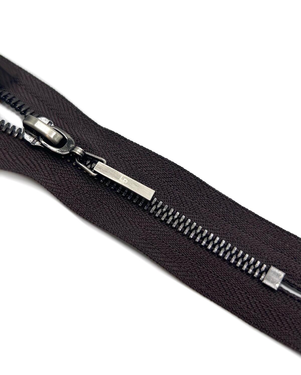 Молния металлическая, длина 12 см, неразъёмная, Т5, звено: никель тёмный, тесьма: тёмно-коричневый, арт.: ЛП92212 — фурнитура для шитья в СПб | Ткани Италии